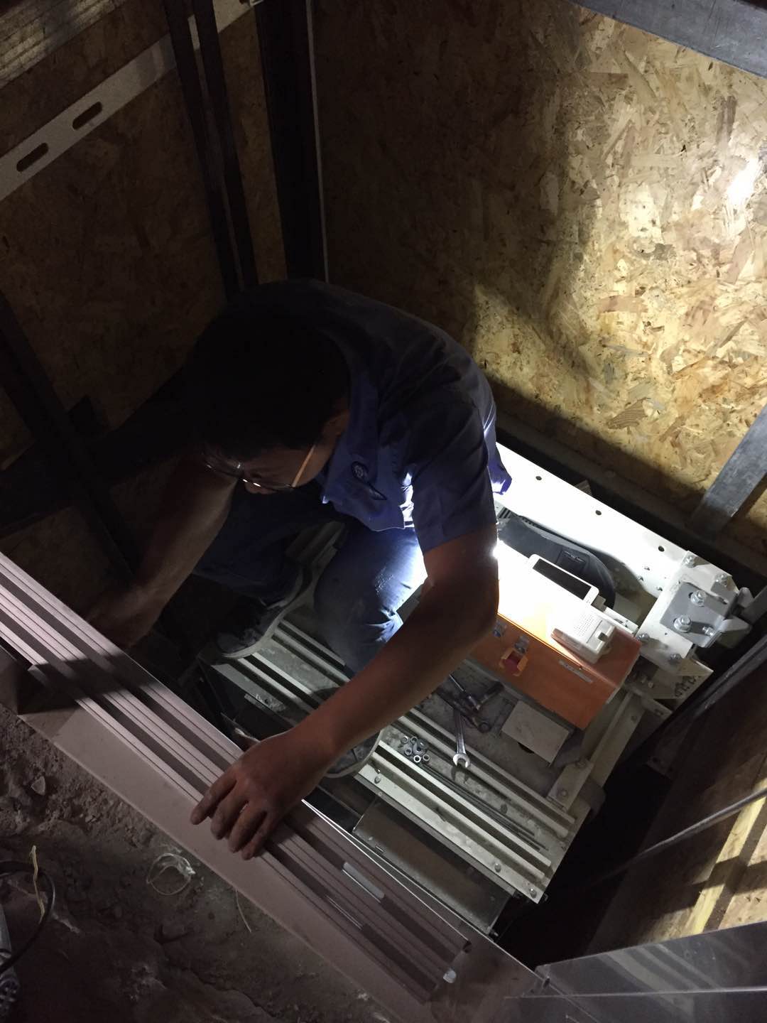 不一樣的安裝；
電梯安裝何等重要，直接決定電梯的性能；
萬安佳居您的不二選擇。 萬安佳居電梯